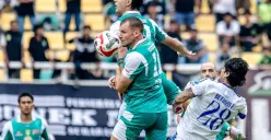 Duel panas Persebaya Surabaya vs Arema FC berakhir dengan skor imbang, pada Sabtu 22 November 2025. (Sumber: Instagram)