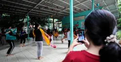 Ilustrasi, sejumlah anak didampingi orang tua mengikuti pelatihan tari tradisional di Ruang Publik Terpadu Ramah Anak (RPTRA) Karang Anyar, Sawah Besar, Jakarta, Minggu, 23 November 2025. (Sumber: POSKOTA | Foto: Bilal Nugraha Ginanjar)