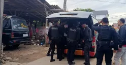 Tim Gegana Korps Brimob Polri diterjunkan ke TKP ledakan mortir yang tewaskan pemulung di Ujung Harapan, Babelan, Kabupaten Bekasi, pada Minggu, 23 November 2025. (Sumber: POSKOTA | Foto: Nurpini Aulia Rapika)