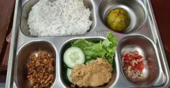 Program Makan Bergizi Gratis (MBG) yang menerapkan sistem shift untuk memastikan makanan sehat tiba tepat waktu di sekolah. (Sumber: Pinterest)