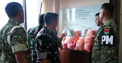 Prajurit TNI AD dari Korem 043/Garuda Hitam menggagalkan peredaran 90.000 butir narkoba jenis ekstasi di ruas Tol Trans Sumatera KM 136 jalur B, Kamis, 20 November 2025. (Sumber: Dok. Dispenad)