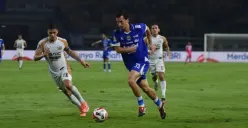 Aksi Thom Haye pada laga Persib Bandung vs Dewa United, Jumat 21 November 2025. (Sumber: persib.co.id)