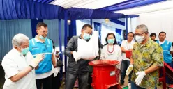 General Manager PLN UID Jakarta Raya, Moch. Andy Adchaminoerdin (tengah) dan tim Gerakan Ciliwung Bersih (GCB), melakukan uji coba proses pencacahan biomassa menggunakan mesin cacah listrik. (Sumber: Dok. PLN UID Jakarta Raya)