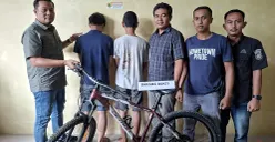 Kanit Reskrim Polsek Tajurhalang, Ipda Mareben Simarsoit beserta Tim Opsnal berhasil mengamankan dua pelaku pencurian sepeda gunung. (Sumber: POSKOTA | Foto: Angga Pahlevi)