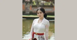 Edit Foto Pakai Baju Adat Batik dengan View Aesthetic di Gemini AI (Sumber: TikTok/@vexxylotus)