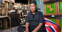 Tugimin, 71 tahun, kakek dari Alvaro Kiano Nugroho, 6 tahun, saat ditemui, di kediamannya di Pesanggrahan, Jakarta Selatan, Senin, 24 November 2025. (Sumber: Poskota/Ali Mansur)