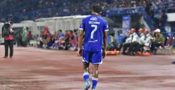 Potret gelandang Persib Bandung, Beckham Putra Nugraha tertunduk lesu usai diganjar kartu merah saat melawan Dewa United. (Sumber: Persib)