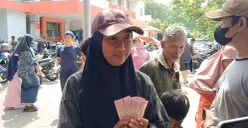 Salah seorang penerima bansos BLT Kesra di Kantor Pos Indonesia, Jalan Lapangan Serbaguna Nomor 7, RT 002/RW 009, Kelurahan Margahayu, Kecamatan Bekasi Timur, Kota Bekasi, Senin, 24 November 2025. (Sumber: Poskota/Nurpini Aulia Rapika)