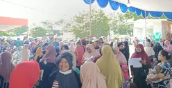 Ribuan warga mengantre pengambilan BLT Kesra di Kantor Pos Indonesia, Bekasi Timur, Kota Bekasi, Senin, 24 November 2025. (Sumber: Poskota/Nurpini Aulia Rapika)