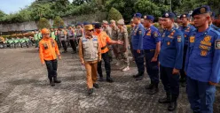 Gubernur Banten Andra Soni memeriksa kesiapsiagaan petugas saat apel di halaman Kantor BPBD Banten. (Sumber: Dok. Kominfo Pemprov Banten)