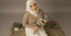 Hasil edit foto studio wanita berhijab pakai prompt Gemini AI. (Sumber: Gemini AI)