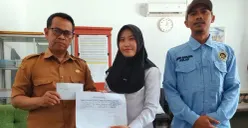 Pihak SPPG Labuan Mandiri, Kabupaten Pandeglang, menyerahkan uang insentif guru yang terlibat program MBG. (Sumber: Dok. SPOG Labuan Mandiri)