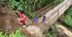 Sejumlah anak kecil Desa Sangiangtanjung, Kecamatan Kalanganyar, Kabupaten Lebak, melintasi jembatan ambruk. (Sumber: Dok. Warga)