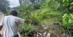 Warga menunjukkan TKP penemuan kerangka Alvaro di Desa Singabraja, Kecamatan Tenjo, Kabupaten Bogor, Senin, 24 November 2025. (Sumber: Poskota/Giffar Rivana)