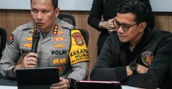 Kombes Pol Budi Hermanto (kiri) dan AKBP Ardian Satrio Utomo (kanan) saat menyampaikan keterangan terkait kasus pembunuhan Alvaro, Senin, 24 November 2025. (Sumber: POSKOTA | Foto: Ali Mansur)