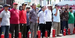 Apel Deklarasi Gerakan Masyarakat Punya Alat Pemadam Api Ringan (GEMPAR) di halaman Kantor Kecamatan Cakung, Senin, 24 November 2025. (Sumber: Dok Pemkot Jaktim)
