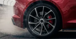 Ilustrasi mobil berkendara ugal-ugalan. (Sumber: Freepik)