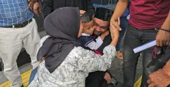 Seorang tahanan bebas bersyarat, Sodikin saat melepas rindu bersama anak dan istrinya di Rutan Kelas I Tangerang, Senin, 24 November 2025. (Sumber: Poskota/Veronica Prasetio)