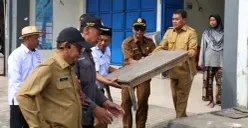 Bupati Tangerang, Maesyal Rasyid meninjau kegiatan normalisasi gorong-gorong di Kecamatan Pasar Kemis. (Sumber: Poskota/Veronica Prasetio)