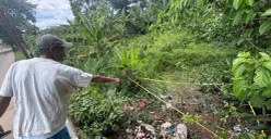 Warga menunjukan TKP pembuangan jasad Alvaro di pinggir Kali Cilalay, Desa Singabraja, Kecamatan Tenjo, Kabupaten Bogor. (Sumber: Poskota/Giffar Rivana)