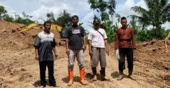 pengelola tambang bersama pekerja lainnya saat melakukan aktivitas di lokasi tambang batu di Desa Cibitung, Kecamatan Munjul, Pandeglang. (Sumber: Istimewa)