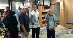 Kepala Dispusip Jakarta, Nasruddin Djoko Surjono, saat membuka pameran arsip dan manuskrip perjalanan kreatif sastrawan Motinggo Busye di Pusat Dokumentasi Sastra (PDS) HB Jassin, Selasa, 25 November 2025. (Sumber: Istimewa)