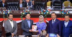 Ketua DPD RI, Sultan B Najamudin (kedua dari kanan), menerima IHPS I tahun 2025 dari BPK RI di Gedung Nusantara V Kompleks Parlemen, Jakarta, Selasa, 25 November 2025. (Sumber: Istimewa)