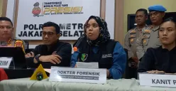 Ahli Forensik Rumah Sakit Polri Kramat Jati, dr. Farah, saat konferensi pers di Polres Metro Jakarta Selatan, Senin, 24 November 2025. (Sumber: Poskota/Ali Mansur)
