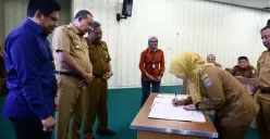 Wali Kota Bekasi, Tri Adhianto, resmi mengumumkan pengangkatan ratusan guru honorer menjadi PPPK di Hari Guru Nasional pada Selasa, 25 November 2025. (Sumber: Dok Humas Pemkot Bekasi)