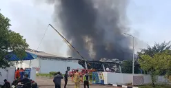 PT TAK Textiles Indonesia di Jalan Jababeka XI Blok G No. 11–15, Desa Harja Mekar, Kecamatan Cikarang Utara, Kabupaten Bekasi dilahap si jago merah. (Sumber: Poskota/Nurpini Aulia Rapika)