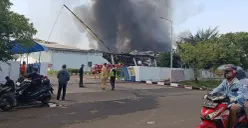 Asap hitam dari kebakaran PT TAK Textiles Indonesia di Jababeka, Cikarang Utara, Kabupaten Bekasi, Selasa, 25 November 2025. (Sumber: Poskota/Nurpini Aulia Rapika)