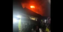 Tangkap layar kebakaran yang melanda sebuah toko bahan bangunan di Desa Leuwinutug, Kecamatan Citeureup, Kabupaten Bogor, pada Selasa malam, 25 November 2025.