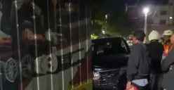 Pengemudi Pajero tewas usak menabrak mobil boks Hino di Jalan Meruya Ilir wilayah Kembangan, Jakarta Barat, pada Senin, 24 November 2025 malam. (Sumber: Istimewa)