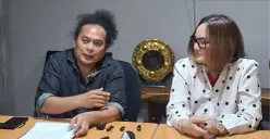 Kuasa hukum Linda Susanti, Deolipa Yumara dan Linda Susanti di Polda Metro Jaya, Jakarta Selatan, Selasa, 25 November 2025. (Sumber: Poskota/Ali Mansur)