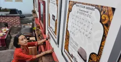 Salah satu gaya tulis aksara sunda yang menghiasi dinding di Kafe Bumi Pamanah Rasa, Kota Bandung. (Sumber: Poskota/Gatot Poedji Utomo)