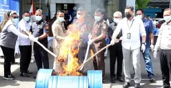 Pemusnahan ganja seberat 8, 4 kg di kantor BNNP Banten. (Sumber: POSKOTA | Foto: Rahmat Haryono)