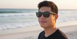 Hasil prompt Gemini AI foto cowok maskulin secara close up di pantai pakai kacamata hitam. (Sumber: Freepik/asier_relampagoestudio)