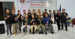 Pengurus PWI Jaya dan Pokja PWI Wali Kota Jakarta Pusat bersama peserta Bimtek 2025 tentang pemahaman hukum dan etika di era digital di Megamendung, Kabupaten Bogor, Senin, 24 November 2025. (Sumber: Dok. Istimewa)