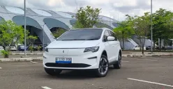 Mobil listrik Aletra L8 EV menawarkan ruang luas dan fitur lengkap untuk keluarga. (Sumber: Poskota/Erwan Hartawan)