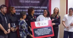 Koalisi DMFI dan CLDS FH UI menyerahkan Naskah Akademik dan usulan Bab Pelarangan Perdagangan Daging Anjing dan Kucing kepada Baleg DPR RI. (Sumber: Dok. Istimewa)