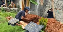 Galian makam Alvaro Kiano Nugroho, 6 tahun, di Pesanggrahan, Jakarta Selatan, Rabu, 26 November 2025. (Sumber: Poskota/Ali Mansur)