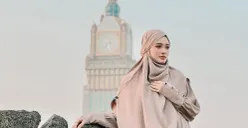 Potret Inara Rusli saat menjalani ibadah umrah di tengah kasus dugaan perselingkuhan yang melibatkan dirinya. (Sumber: Instagram/@mommy_starla)
