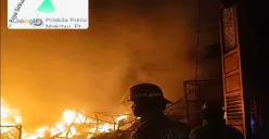 Petugas Damkar tengah memadamkan api di gudang material yang terbakar Selasa malam, 25 November 2025. (Sumber: Damkar Bogor)