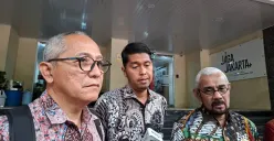 Nicholay Aprilindo (kanan), kuasa hukum keluarga diplomat muda Kementerian Luar Negeri, Arya Daru Pangayunan, saat di Polda Metro Jaya, Jakarta Selatan, Rabu, 26 November 2025. (Sumber: POSKOTA | Foto: Ali Mansur)