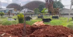 Makam Alvaro Kiano Nugroho, 6 tahun, di Pesanggrahan, Jakarta Selatan, Rabu, 26 November 2025. (Sumber: Poskota/Ali Mansur)