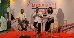 Direktur Utama PT LRT Jakarta, Roberto Akyuwen menyampaikan pernyataan kepada awak media di di Pegangsaan Dua, Jakarta Utara, Rabu, 26 November 2025. (Sumber: Poskota/M. Tegar Jihad)