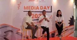 Direktur Utama PT LRT Jakarta, Roberto Akyuwen (tengah), menyampaikan penjelasan kepada sejumlah media di stasiun LRT Pegangsaan Dua, Kelapa Gading, Jakarta Utara, Rabu, 26 November 2025. (Sumber: POSKOTA | Foto: Heri Effendi)