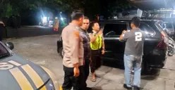 Polisi memeriksa TKP pencurian barang berharga dari dalam mobil dinas Kecamatan Gunung Sindur dengan modus pecah kaca. (Sumber: Dok Polsek Cibinong)