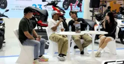 Komunitas Kosmik Indonesia dan Tyranno ID membahas perkembangan ekosistem motor listrik di GJAW 2025 di ICE BSD City, Kabupaten Tangerang. (Sumber: Dok. Indomobil e-Motor)