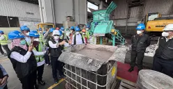 KLH memusnahkan 7,4 ton udang terpapar radioaktif dari Cikande, Banten, di PPLI Citeureup, Kabupaten Bogor. (Sumber: POSKOTA | Foto: Giffar Rivana)